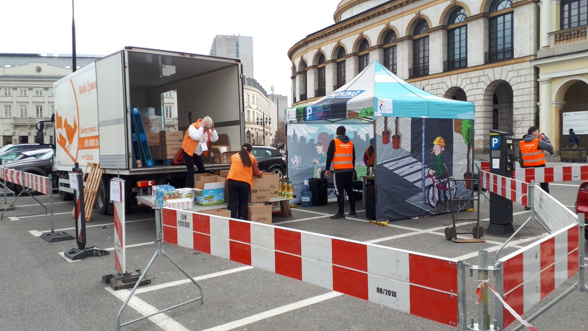 Karlecza's tweet photo. #Warszawa na Pl. Bankowym   trwa zbiórka żywności dla uchodźców z Ukrainy @warszawa razem z @BZ_SOS zbiórka trwa do godz. 20.00 #pomocUkrainie @RadioZET_NEWS https://t.co/5f6Y6IShKI