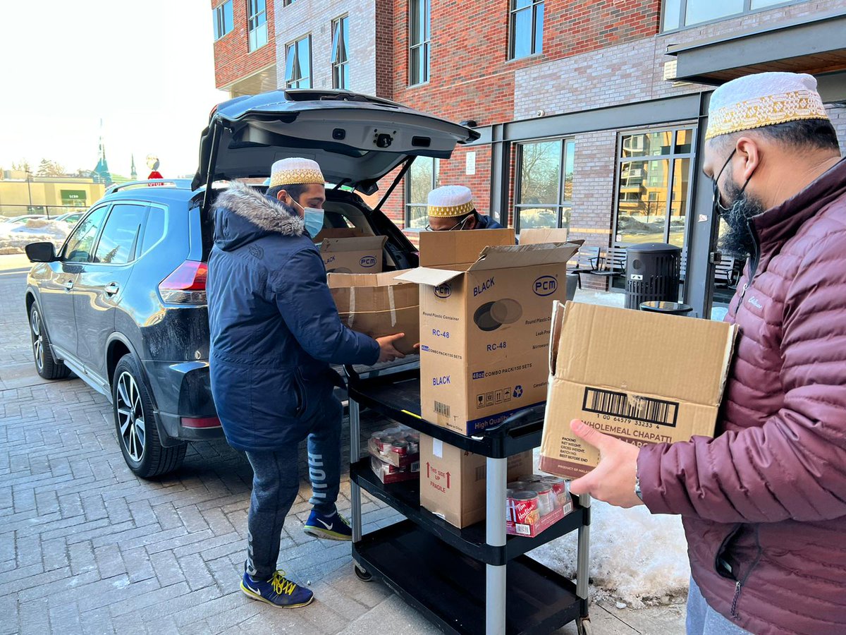 Bohras_Canada's tweet photo. In partnership with @360kids_york and @projectrisedb, the @Dawoodi_Bohras of @YorkRegion held a food bank collection to help those in need. Our volunteers donated non-perishable food items, warm clothes and other essentials to support children and youth in our community. https://t.co/I8nZdSL4h2
