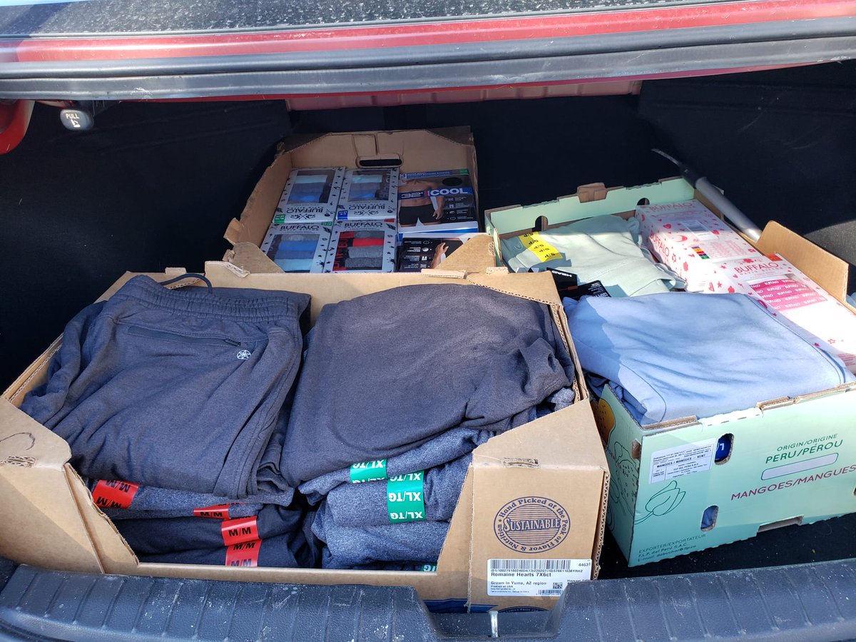 Bohras_Canada's tweet photo. In partnership with @360kids_york and @projectrisedb, the @Dawoodi_Bohras of @YorkRegion held a food bank collection to help those in need. Our volunteers donated non-perishable food items, warm clothes and other essentials to support children and youth in our community. https://t.co/I8nZdSL4h2