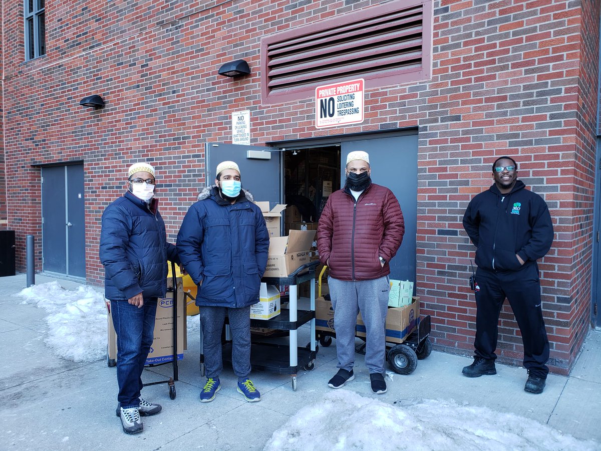 Bohras_Canada's tweet photo. In partnership with @360kids_york and @projectrisedb, the @Dawoodi_Bohras of @YorkRegion held a food bank collection to help those in need. Our volunteers donated non-perishable food items, warm clothes and other essentials to support children and youth in our community. https://t.co/I8nZdSL4h2