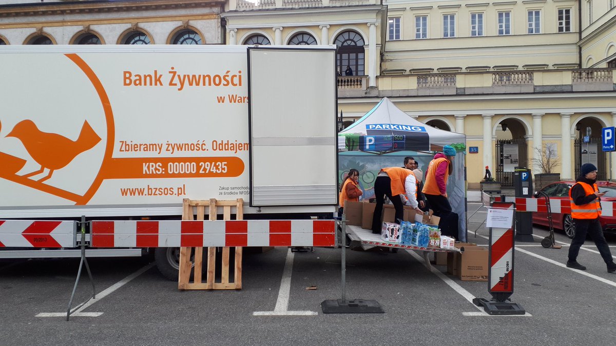 Karlecza's tweet photo. #Warszawa na Pl. Bankowym   trwa zbiórka żywności dla uchodźców z Ukrainy @warszawa razem z @BZ_SOS zbiórka trwa do godz. 20.00 #pomocUkrainie @RadioZET_NEWS https://t.co/5f6Y6IShKI