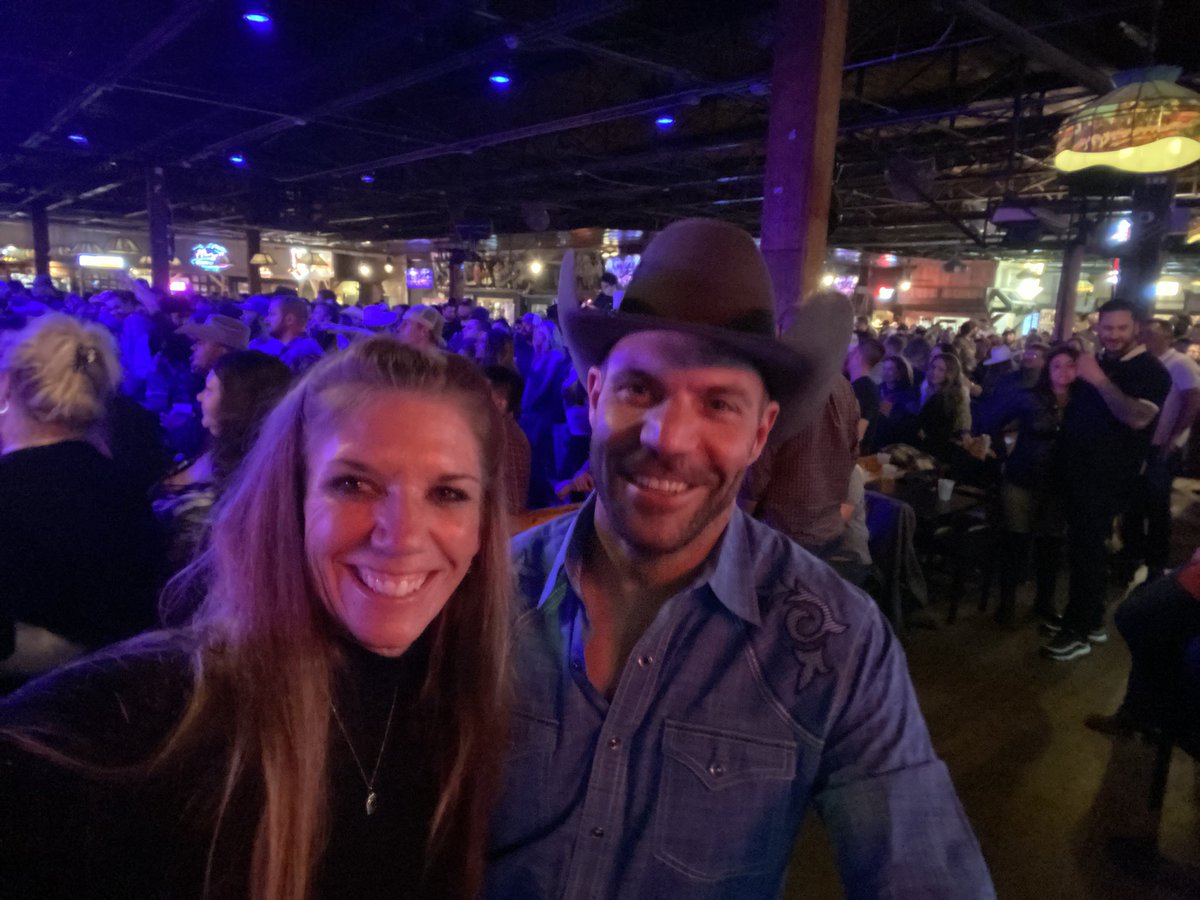 ShannonLWarner's tweet photo. Fun night w/great friends!
#lotsofdancing
#warrengarrett
#eastoncorbin https://t.co/jHGn3MazR8