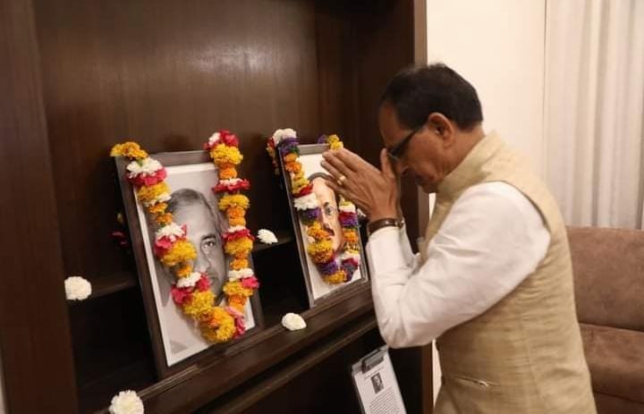 1MvF4ZbYxuu2a6B's tweet photo. ओजस्वी वक्ता एवं कर्मठ व्यक्तित्व के धनी, भाजपा के वरिष्ठ नेता एवं मध्य प्रदेश के यशस्वी मुख्यमंत्री मा0 श्री शिवराज सिंह चौहान जी, आपको जन्मदिन की हार्दिक बधाई एवं शुभकामनाएं। 
प्रभु श्रीराम जी से प्रार्थना है कि आप दीर्घायु हों और सदैव स्वस्थ एवं प्रसन्न रहें।
@ChouhanShivraj https://t.co/hpTzREnXOG