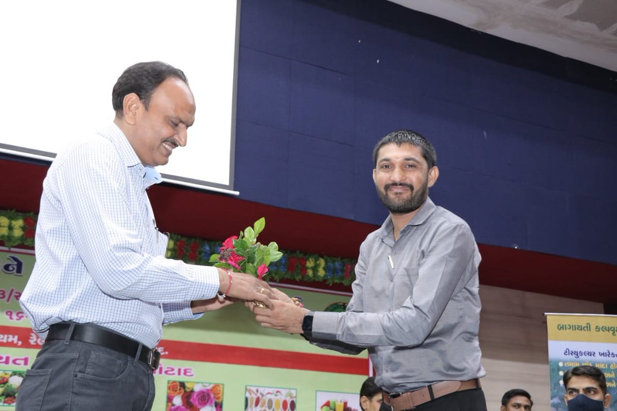 jayraj_vala1's tweet photo. બોટાદ જિલ્લામાં "નવા ઉભરતા બાગાયતી પાકો અને મુલ્યવર્ધન" અંગે પરિસંવાદ નું આયોજન કરેલ હતું જેમાં બાગાયત ખાતા તથા કૃષિ સંલગ્ન અધિકારીઓ અને વૈજ્ઞાનિકો દ્વારા ખેડૂતોને માર્ગદર્શિત કરાયા હતા.

@gujhorticulture
@DyBotad
@coehortguj
@DDHBhavnagar https://t.co/nUnhmf91yZ
