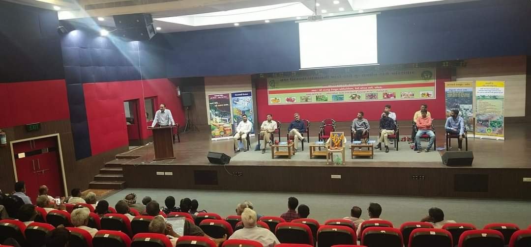 jayraj_vala1's tweet photo. બોટાદ જિલ્લામાં "નવા ઉભરતા બાગાયતી પાકો અને મુલ્યવર્ધન" અંગે પરિસંવાદ નું આયોજન કરેલ હતું જેમાં બાગાયત ખાતા તથા કૃષિ સંલગ્ન અધિકારીઓ અને વૈજ્ઞાનિકો દ્વારા ખેડૂતોને માર્ગદર્શિત કરાયા હતા.

@gujhorticulture
@DyBotad
@coehortguj
@DDHBhavnagar https://t.co/nUnhmf91yZ