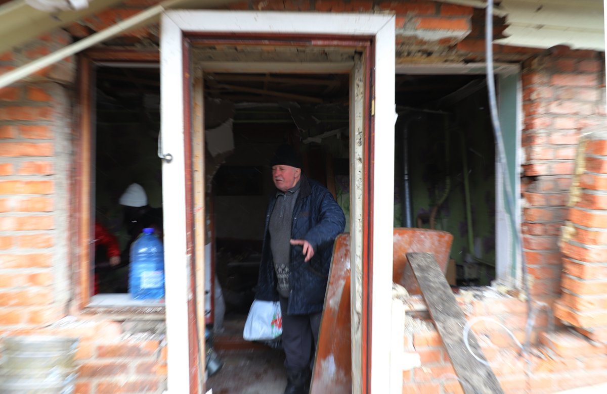 michaelslund's tweet photo. Hans nabo, en 29-årig mor til et spædbarn, blev dræbt. Hendes mand og barn overlevede utroligt nok. Ligesom Stepan. Ødelæggelserne i området er enorme.

- Russerne har alt muligt. Hvorfor angriber de? Jeg forstår det ikke, sagde han til mig. https://t.co/Qz7vykiVnp