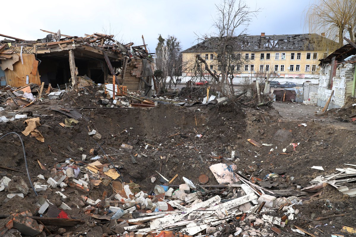 michaelslund's tweet photo. Hans nabo, en 29-årig mor til et spædbarn, blev dræbt. Hendes mand og barn overlevede utroligt nok. Ligesom Stepan. Ødelæggelserne i området er enorme.

- Russerne har alt muligt. Hvorfor angriber de? Jeg forstår det ikke, sagde han til mig. https://t.co/Qz7vykiVnp