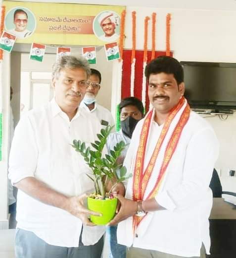 RameshCa10's tweet photo. తెలుగుదేశం పార్టీ రాష్ట్ర కార్యదర్శి @SRINI_PENDURTHI గారు పొన్నూరు నియోజకవర్గం పరిశీలకులుగా నియమితులైన సందర్భంగా డైనమిక్ లీడర్ ఎంపీ శ్రీ @kesineni_nani గారి��ి,పొన్నూరు నియోజకవర్గం ఇన్చార్జ్,సంఘం డైరీ చైర్మన్ శ్రీ @DhulipallaNk గారిని మర్యాదపూర్వకంగా కలిసిన శ్రీనివాస్ అన్నగారు. https://t.co/7iFCgeRmCC