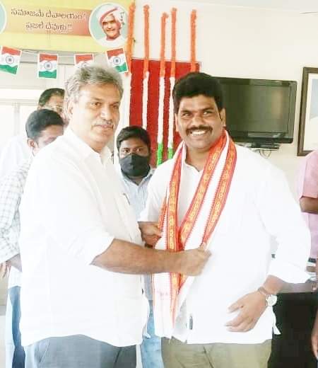 RameshCa10's tweet photo. తెలుగుదేశం పార్టీ రాష్ట్ర కార్యదర్శి @SRINI_PENDURTHI గారు పొన్నూరు నియోజకవర్గం పరిశీలకులుగా నియమితులైన సందర్భంగా డైనమిక్ లీడర్ ఎంపీ శ్రీ @kesineni_nani గారి��ి,పొన్నూరు నియోజకవర్గం ఇన్చార్జ్,సంఘం డైరీ చైర్మన్ శ్రీ @DhulipallaNk గారిని మర్యాదపూర్వకంగా కలిసిన శ్రీనివాస్ అన్నగారు. https://t.co/7iFCgeRmCC