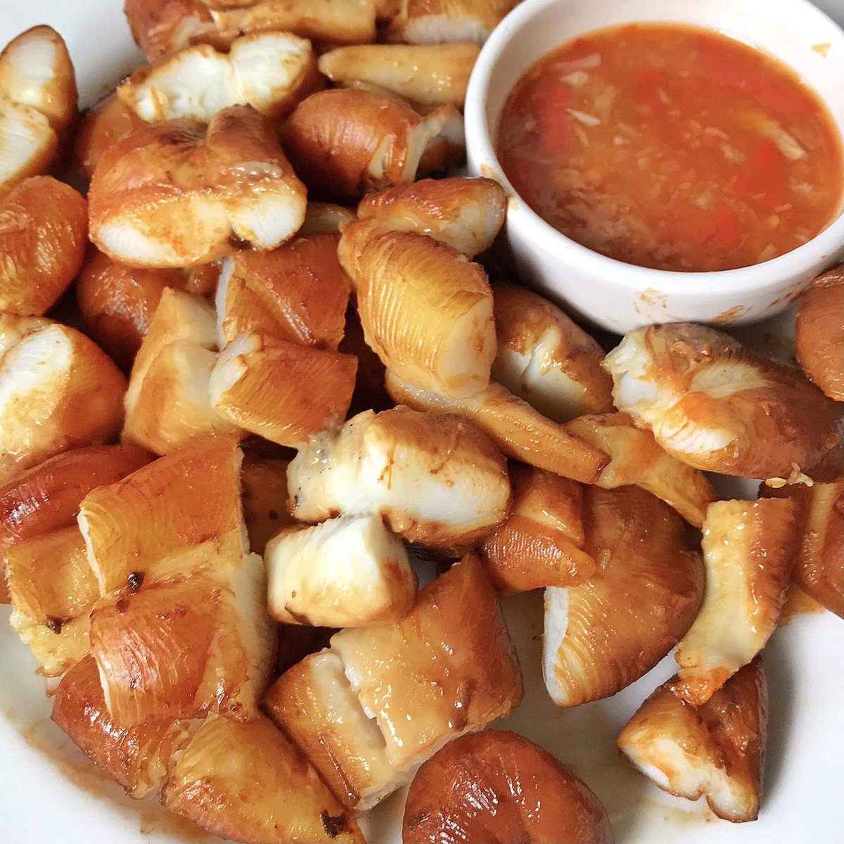 ไข่ปลาหมึกอันนี้สุดจริง ไข่โคตรใหญ่ เท่าฝ่ามือได้ เอาไปคลุกกับซีอิ๊วดำแล้วเอามาย่าง กลิ่นหอม อร่อยมาก ไข่ปากหมึกโคตรสด จิ้มกับน้ำจิ้มแซ่บๆนะ อร่อยแสงออกปาก 1,000%