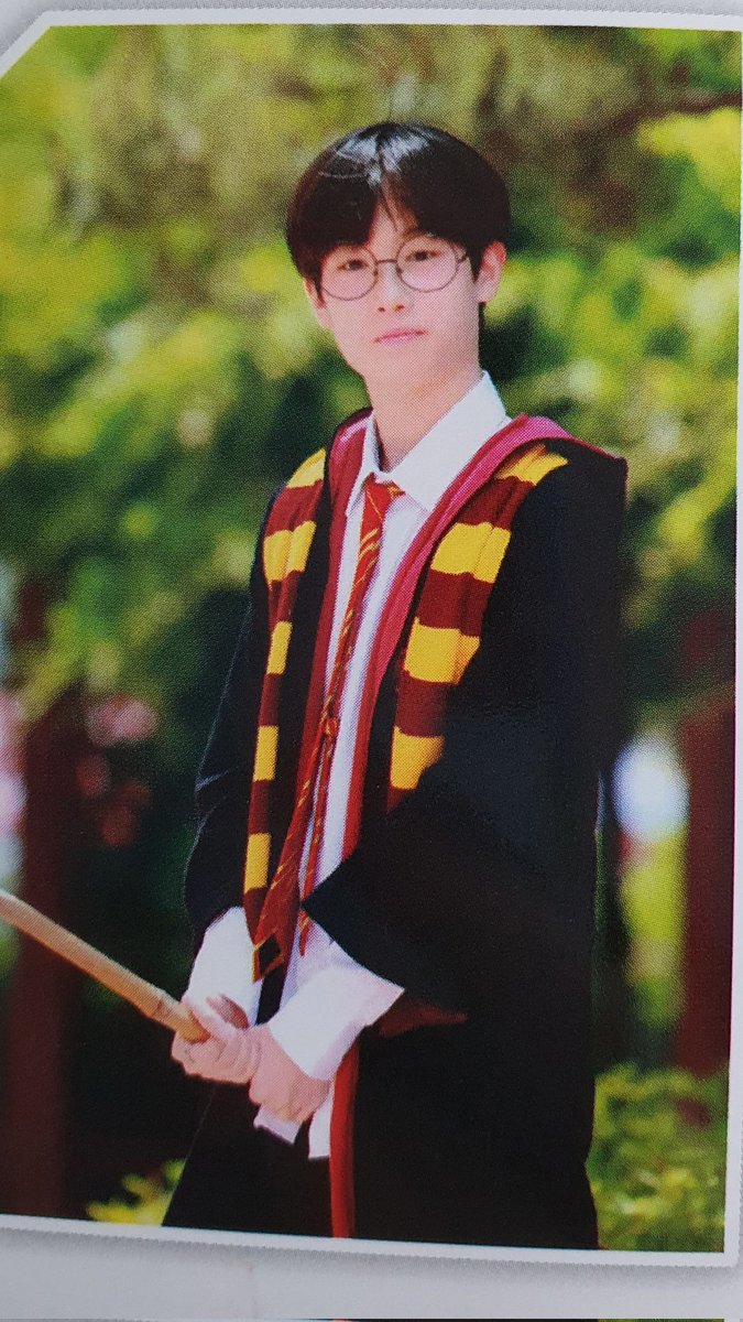 OP mostrou uma foto pré-debut do Hyuk para ele, ele recriou a pose e contou um pouco da história desse dia.

Cr: hubively

#혁 #HYUK #TPST #TEMPEST #템페스트 <a href="/TPST__official/">TEMPEST</a>
