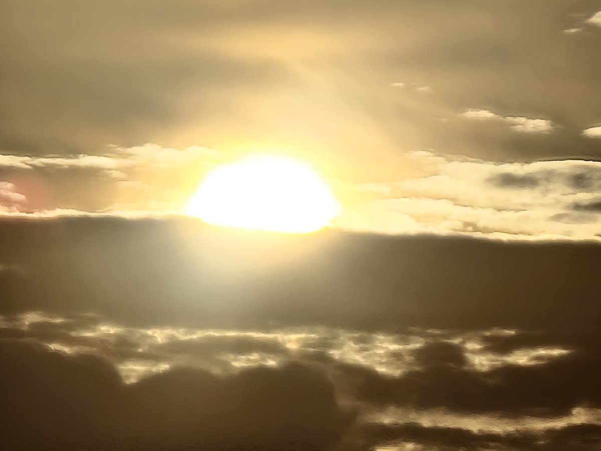 0sky0sky0's tweet photo. Sunrise on August 10, 2021.
2021년8월10일 일출 https://t.co/GAPhazeNXW
