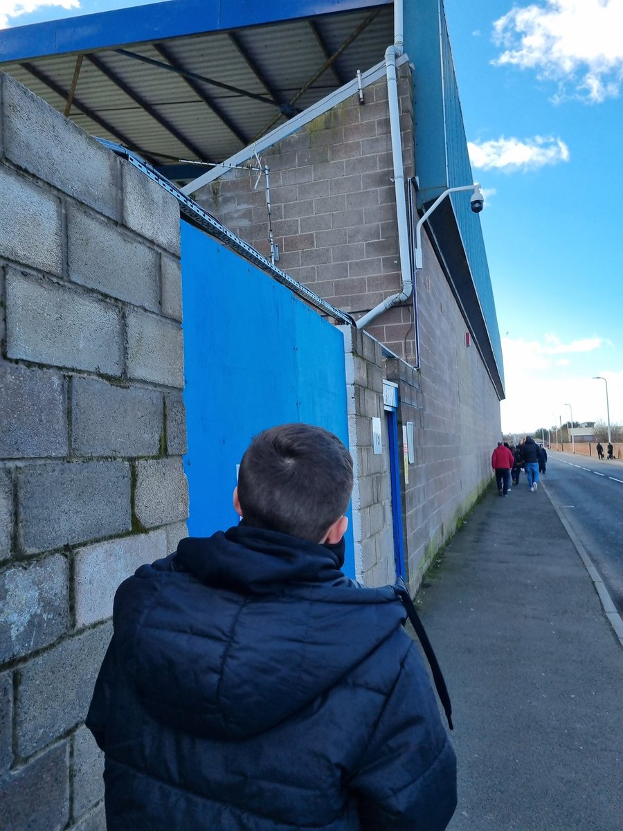 Mark_Walker_79's tweet photo. Home game, home town support for @BarrowAFC today with my lad (@liam_w08), then home for @LFC vs West Ham on the box 💙⚽️🔵⚪️#BARWAL #EFL2 #LoveFootball https://t.co/RJZYi375nj