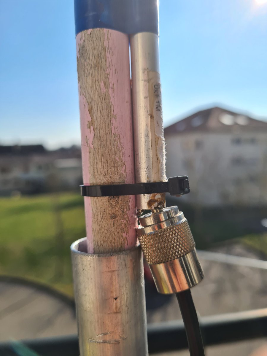 F4IZC's tweet photo. Ce moment où tu te demande ce que ça donne de mettre 4m de tube alu au bout du coax ... Et que tu fait qso avec K3LR sur 21201mhz ^^ #dontdothatathome #hamradio #hamfun https://t.co/Zw3bkZD0wG