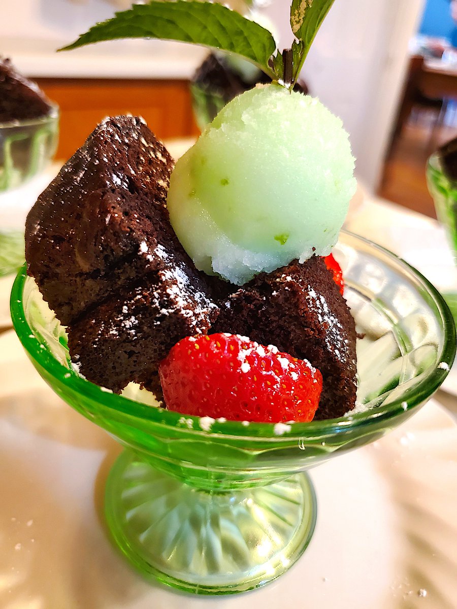 5OjoBB's tweet photo. Chocolate breakfast bread and lime sorbet to start the breakfast off at Eureka Springs' 5 Ojo Inn Bed and Breakfast! https://t.co/jbJGeM8FSH