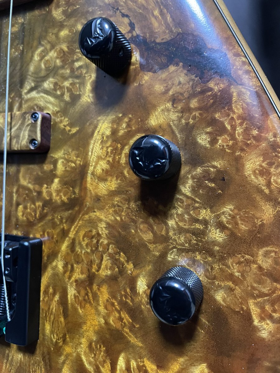 eiching_bass's tweet photo. お世話になっているSOUND BASEにてSugiを2ボリュームからマスターボリューム、PUバランサーに改造。いつもありがとうございます(^^)
そしてAlbedoのDCケーブルHodosをMNGしました!これ、、やべぇのよ。
比較動画やるのでお楽しみに♫
#SOUNDBASE
#Albedo
#Hodos
#Sugi
#DCケーブル https://t.co/INgIE39kIw