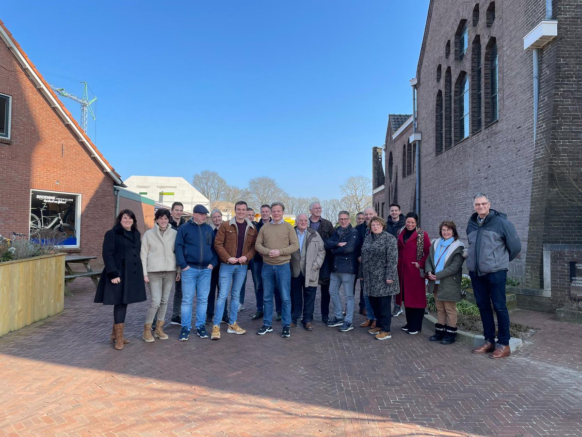 🛵 Vandaag met <a href="/PieterOmtzigt/">Pieter Omtzigt</a> op tour door Noordoost Twente, waaronder in Lattrop. Gesprekken over bouwen in kleine kernen en leefbare gemeenschappen.

Belangrijk om de verbinding met onze collega's in Noordoost Twente en Den Haag te houden.

Vaak bi'j te bang! 💪