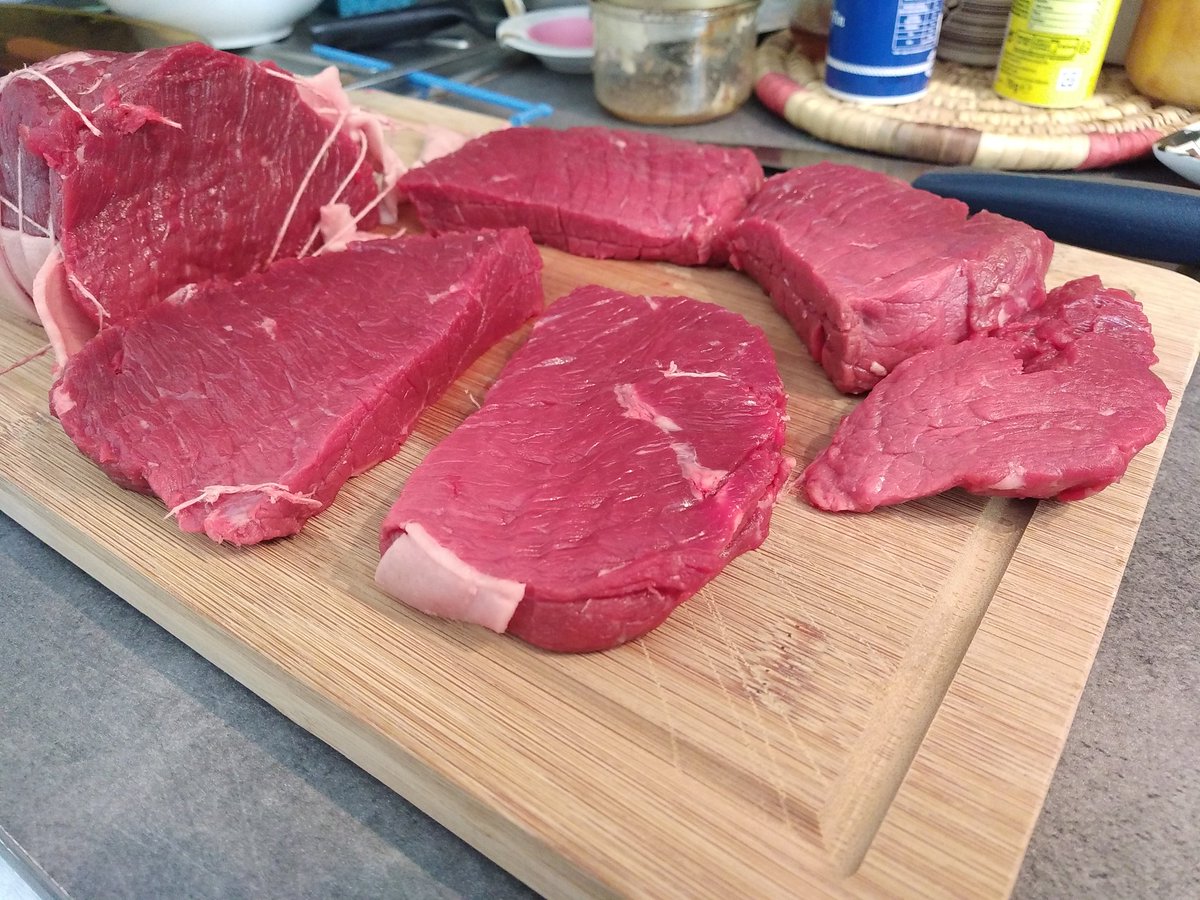 CLortholary's tweet photo. [HUUUUM🥩] 

Notre 3eme week-end de livraisons de colis de viande, c'est ce weekend ! 

Et on goûte tout ça en avant première 😁🥰🙈
Le rôti en tournedos...un régal ! 
Aujourd'hui livraison Parisienne
Et demain entre 10-12h nos clients viennent à la ferme récupérer leurs colis 🥰 https://t.co/UtAazkJMJh
