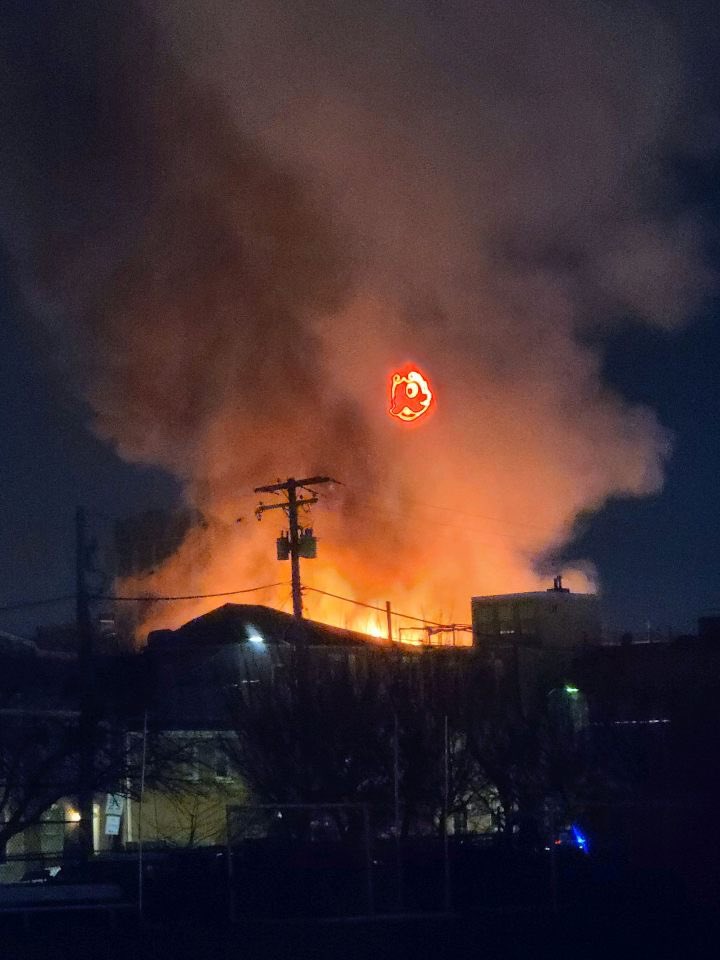 BCFDL734's tweet image. Around 5 this morning, #BMORESBravest battled a 2 alarm fire in the 1200 block of S Highland Av 21224 #Canton. Several row homes were on fire. #BCFDEMS treated &amp;amp; transported 4 seriously injured civilians. #BCFDFIB is investigating the cause.