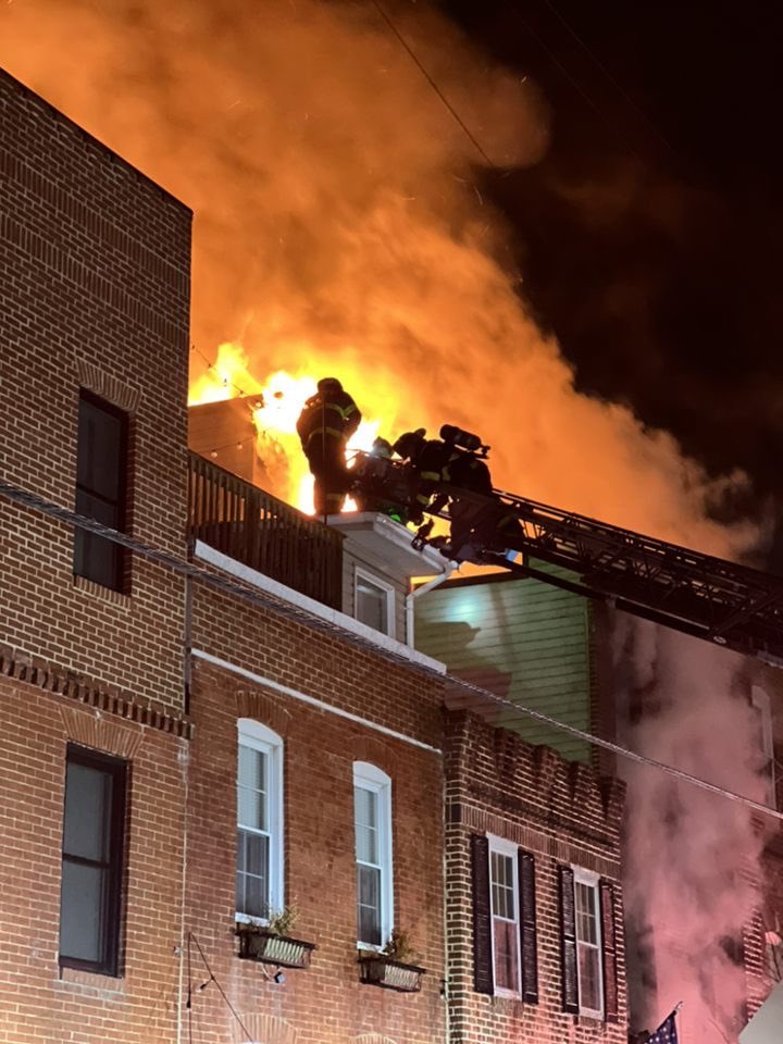 BCFDL734's tweet image. Around 5 this morning, #BMORESBravest battled a 2 alarm fire in the 1200 block of S Highland Av 21224 #Canton. Several row homes were on fire. #BCFDEMS treated &amp;amp; transported 4 seriously injured civilians. #BCFDFIB is investigating the cause.