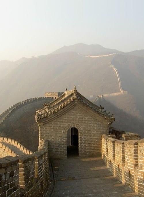 من فوق جدران سور الصين العظيم. الصين 🇨🇳