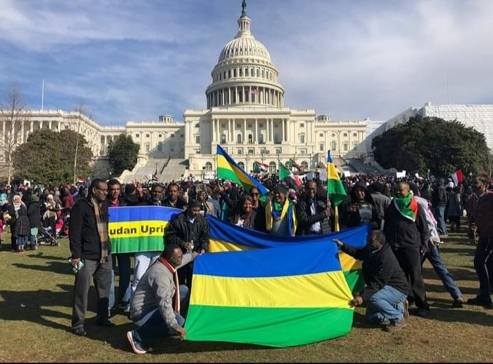 نحنُ أُسود الغابِ ،أبناءُ الحروب
لانهابُ الموت أو نخشى الخطوب
نحفظُ السودان في هذي القلوب
نفتديه من شمالٍ أو جنوب
بالكفاح المر والعزم المتين
وقلوبٍ من حديد لا تلين #يوم_العلم_السوداني