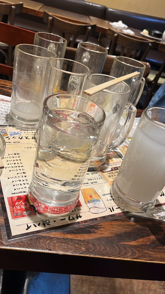 _k_de's tweet photo. グラスの数マジ草WWWWWWW https://t.co/yPIGBIwHBN
