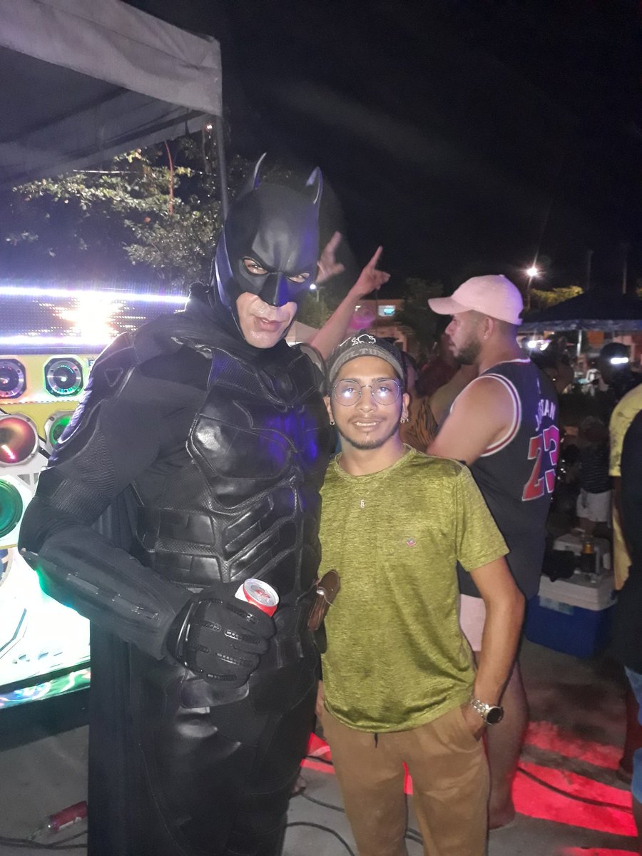 FRANSSILVA021's tweet photo. Então o carnaval foi assim ao lado Batman. https://t.co/BDd84iwK5u