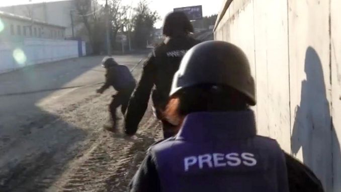 kudlacekjan's tweet photo. Prezident ČR Miloš #Zeman Vladimiru Putinovi v Kremlu: "Novinářů je moc, je třeba je likvidovat." (obr. vlevo)
Novináři Sky News pod ruskou palbou poblíž Kyjeva na Ukrajině (obr. vpravo)
(HT @Bazilis) https://t.co/B4J8ZoFlm3