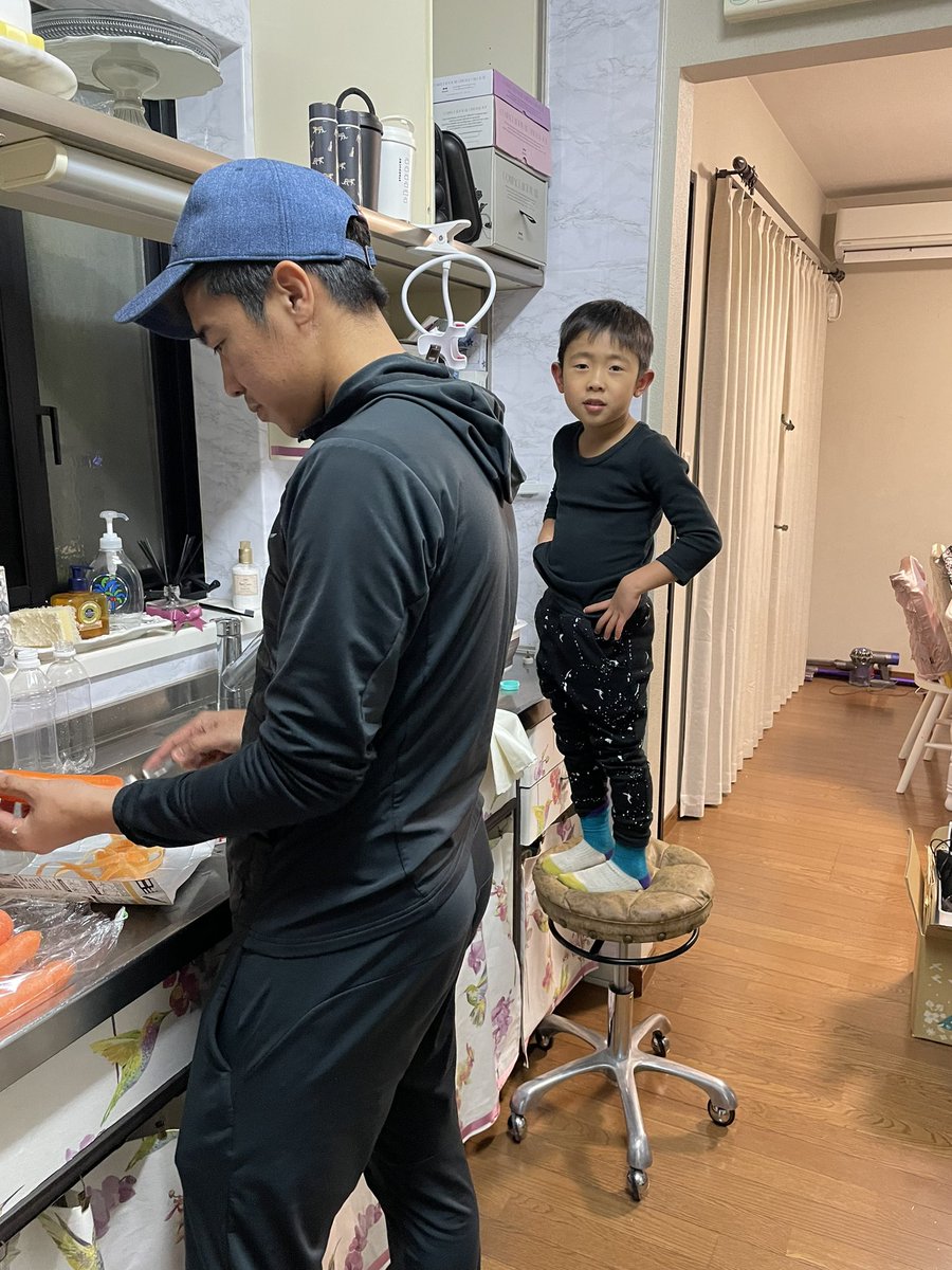 8lefty_mk's tweet photo. 今日は愛さんが子ども会の会議に出席の為、和哉さんが男飯を作成中！！

進羽が指摘しまくってます！笑

@mkazu8 https://t.co/5OJzRi6VY2