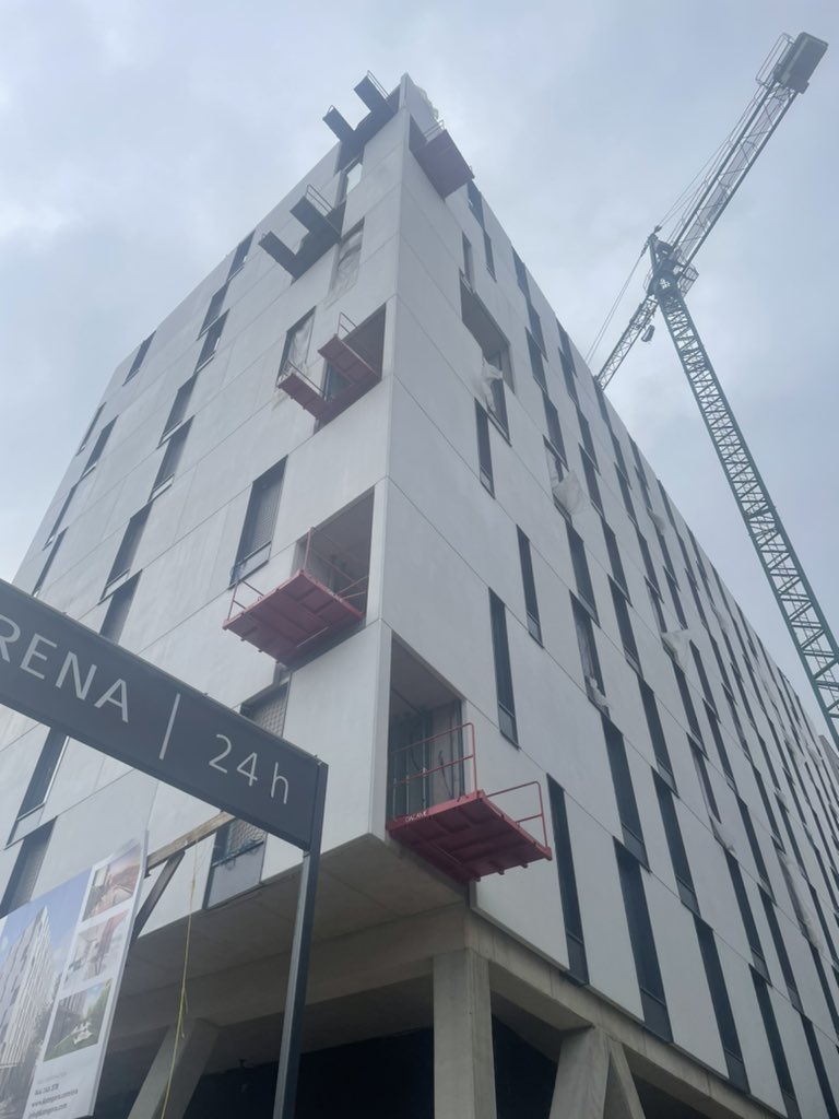 Zer0617's tweet photo. Orgullosos de nuestro gran equipo! Excelente resultado en la prueba blowerdoor del mayor edificio sostenible de apartamentos de Europa.  Gracias a @kategoraspain @adelina_uriarte y Altuna y Uria por confiar en nosotros para realizar este complicado trabajo de hermeticidad Passiv. https://t.co/FfdlKpg4ej
