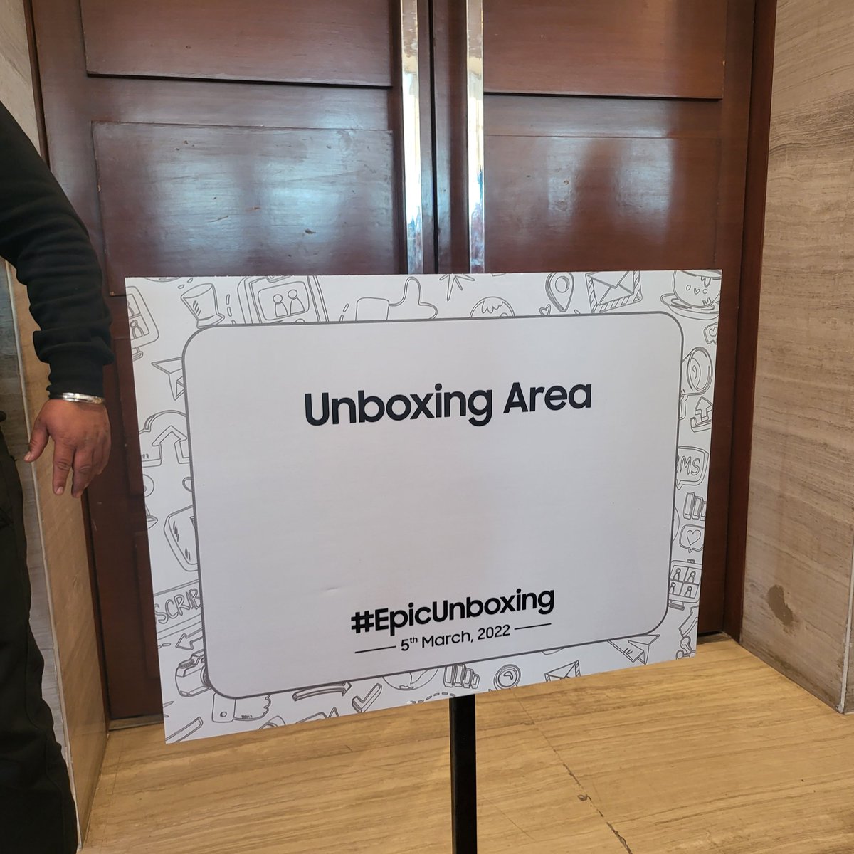 sahil_khiwani84's tweet photo. Let's start the #EpicUnboxing of one of the extreme device of the early 2022 #SamsungS22Ultra thanks for the invite @SamsungMobile @SamsungIndia #TeamBurgundy https://t.co/fDRM1bZJIh