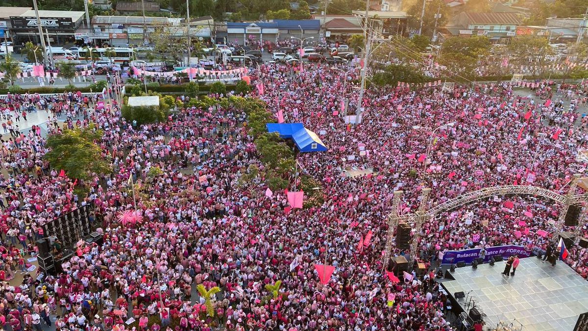 Kuha sa Grand Rally nina presidential candidate Vice Pres Leni Robredo at running mate na si Sen. Kiko Pangilinan sa Bulacan. #BilangPilipino2022

📷: Team Kiko/Dale Rivera