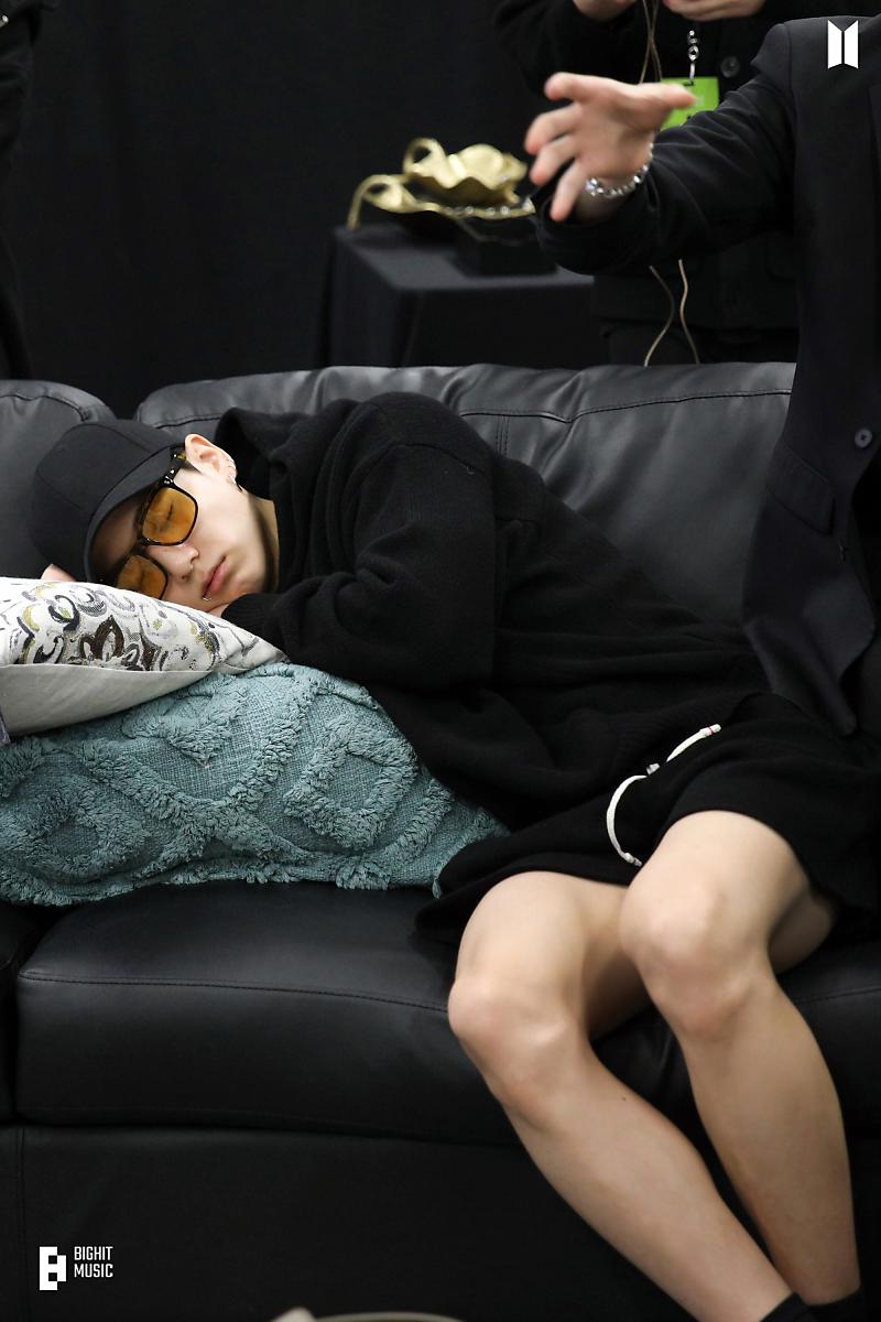 ktae_na's tweet photo. What is the color of pillow? https://t.co/y05uS9X0C2