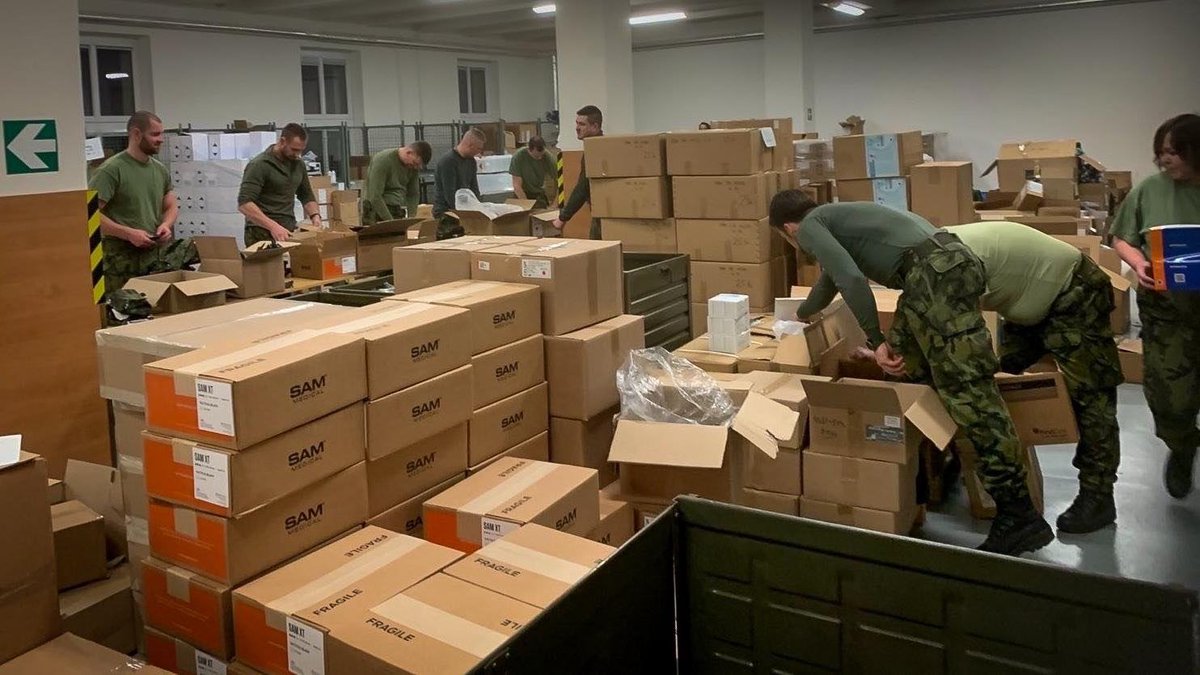 ArmadaCR's tweet photo. Další materiál jsme převezli na pomoc ukrajinským bojovníkům. 
Tentokrát jsme nabalili a odeslali na Ukrajinu zdravotnické vybavení za 21 milionů. Hlavně batohy pro vojenské záchranáře, lékárničky a nosítka. #JsmeArmada 
#StandWithUkraine https://t.co/GIfudiCh9I