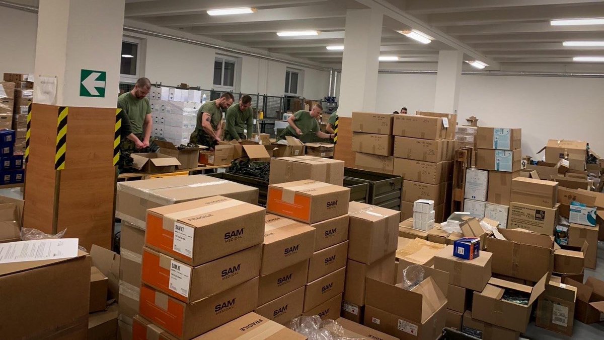 ArmadaCR's tweet photo. Další materiál jsme převezli na pomoc ukrajinským bojovníkům. 
Tentokrát jsme nabalili a odeslali na Ukrajinu zdravotnické vybavení za 21 milionů. Hlavně batohy pro vojenské záchranáře, lékárničky a nosítka. #JsmeArmada 
#StandWithUkraine https://t.co/GIfudiCh9I
