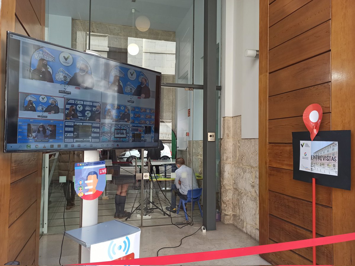 jymvedruna's tweet photo. Comienza la entrevista al periodista @JavierPerezARGI 🗞️🎙️📺
Puedes ver nuestras entrevistas en directo desde la calle Librería.
#eventoJyM #colegioValladolid #GoogleEDU #comprometidosconTIC #APS #GoogleReferenceSchool https://t.co/1yW3mgsi7p