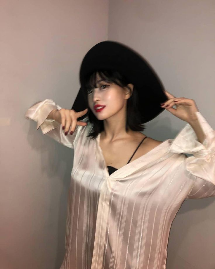 ㅤ
                     Amelia Elyse 
          new acc, but not new to rp. 
           ㅤ like or rt to be moots!
ㅤ