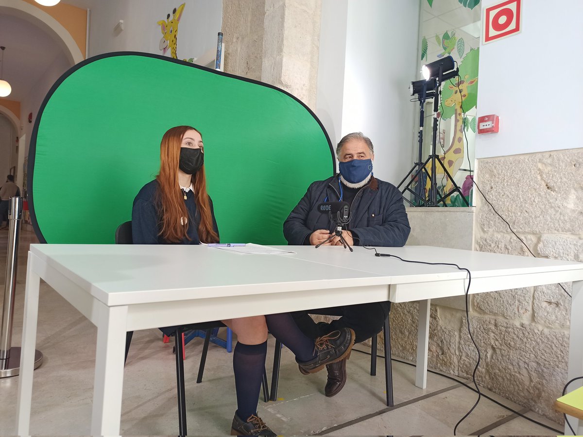 jymvedruna's tweet photo. Comienza la entrevista al periodista @JavierPerezARGI 🗞️🎙️📺
Puedes ver nuestras entrevistas en directo desde la calle Librería.
#eventoJyM #colegioValladolid #GoogleEDU #comprometidosconTIC #APS #GoogleReferenceSchool https://t.co/1yW3mgsi7p