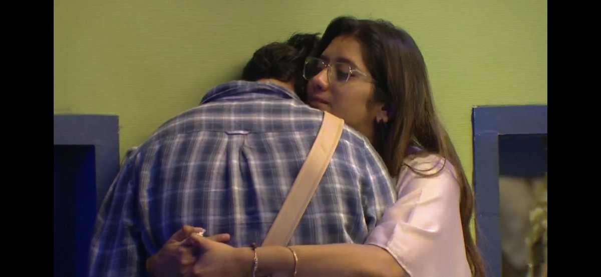 Shadiya1599's tweet photo. @sowmiyadalias @Priyanka2804 @rajuactor91 Aunty kitta va pa was a beautiful emotion more than just fun. Their hugs whenever each of them are down is the proof of it.
The healing & love hugs ♥
#PriJu cuteness
#Priyanka
#Raju https://t.co/1FAyRmUbkR