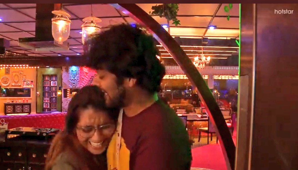 Shadiya1599's tweet photo. @sowmiyadalias @Priyanka2804 @rajuactor91 Aunty kitta va pa was a beautiful emotion more than just fun. Their hugs whenever each of them are down is the proof of it.
The healing & love hugs ♥
#PriJu cuteness
#Priyanka
#Raju https://t.co/1FAyRmUbkR