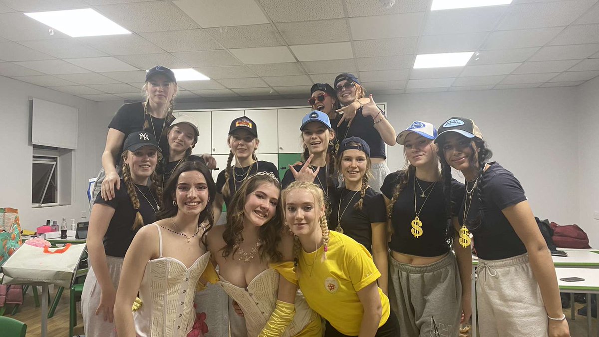 SHSNightingale's tweet photo. #TeamNightingale #GONightingale 💛💛💛 https://t.co/d82lCgq3rq