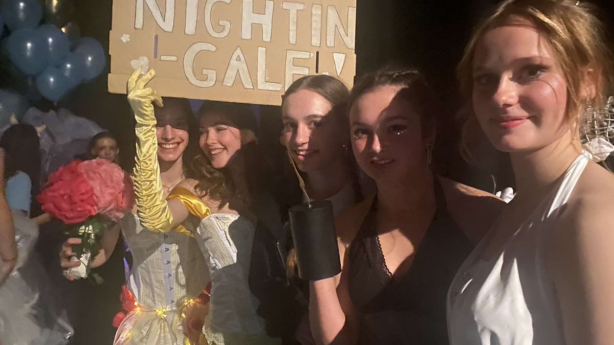 SHSNightingale's tweet photo. #TeamNightingale #GONightingale 💛💛💛 https://t.co/d82lCgq3rq