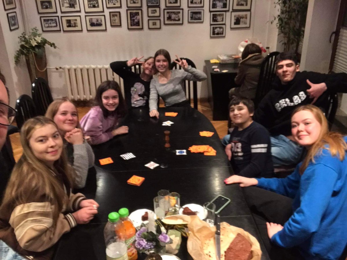 LLuteranie's tweet photo. шахрайка! 
- nie wiadomo dlaczego😎💭, ale to słowo dość często padało podczas wczorajszego wieczoru gier 🎲🃏♦️na spotkaniu młodzieżowym😂🤣 
Na terenie parafii mieszka nas już ponad 30 osób 🇵🇱🇺🇦 @luteranie @ewangelicyPL @ekumenizmpl @Miasto_Lodz #StandWithUkraine️ https://t.co/enUhTvWEXg