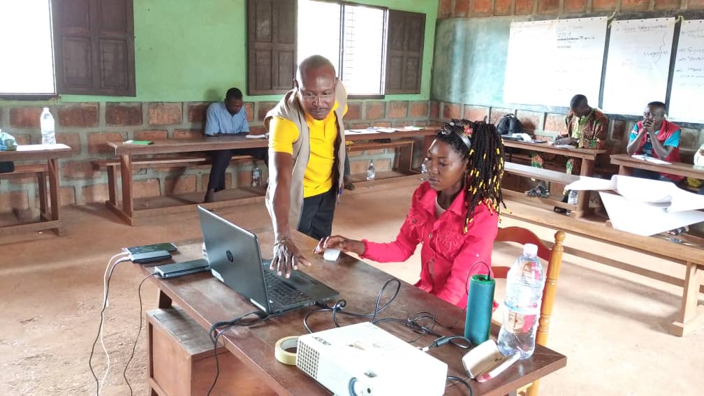 AbaloOuboule's tweet photo. La formation organisée par la @FondHirondelle @RadioNdekeLuka en partenariat #RMCC au profit radios communautaires s’est achevée jeudi à Bangassou. Face au défi de la réconciliation et enjeux élections, professionnalisme partagé et renforcé.
#FondsBekou  @UEenRCA  @EricMarclay https://t.co/2EDib8otRQ