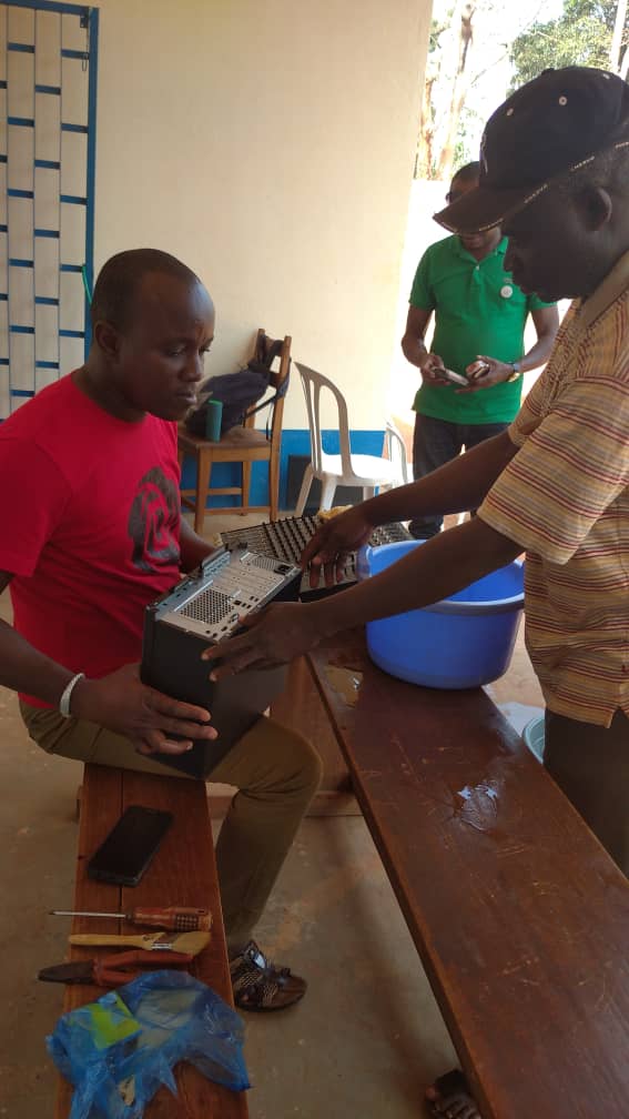 AbaloOuboule's tweet photo. La formation organisée par la @FondHirondelle @RadioNdekeLuka en partenariat #RMCC au profit radios communautaires s’est achevée jeudi à Bangassou. Face au défi de la réconciliation et enjeux élections, professionnalisme partagé et renforcé.
#FondsBekou  @UEenRCA  @EricMarclay https://t.co/2EDib8otRQ