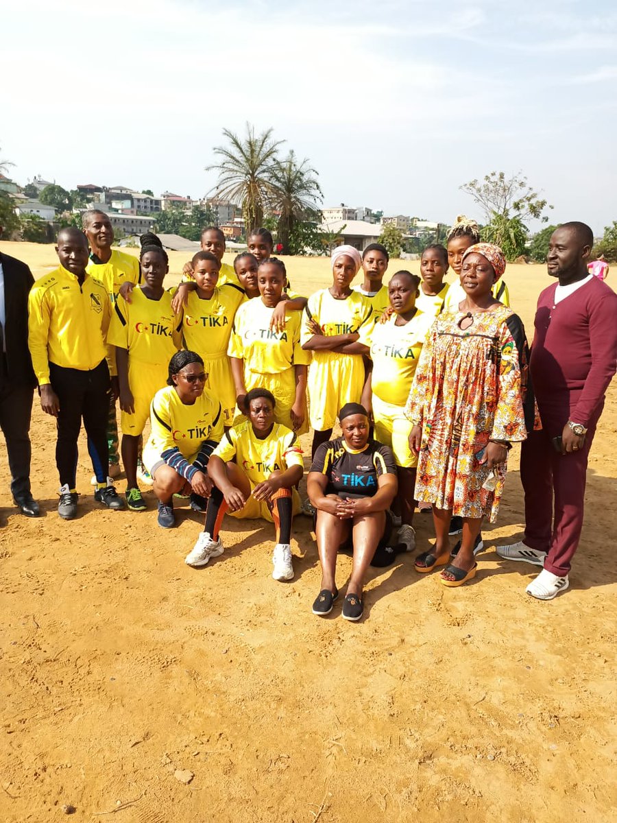 mairiedla3's tweet photo. 37ème édition de la JIF  2022 sous le thème : " ÉGALITÉ HOMME - FEMME AUJOURD'HUI POUR UN AVENIR DURABLE". Rencontre de football féminin opposant AS FOOT MAIRIE#ARTISANES de la CAD3 en présence de Mme NNA Laurentine, DA/MINPROFF. Score final de la partie 3#0. https://t.co/ls54fidpLo