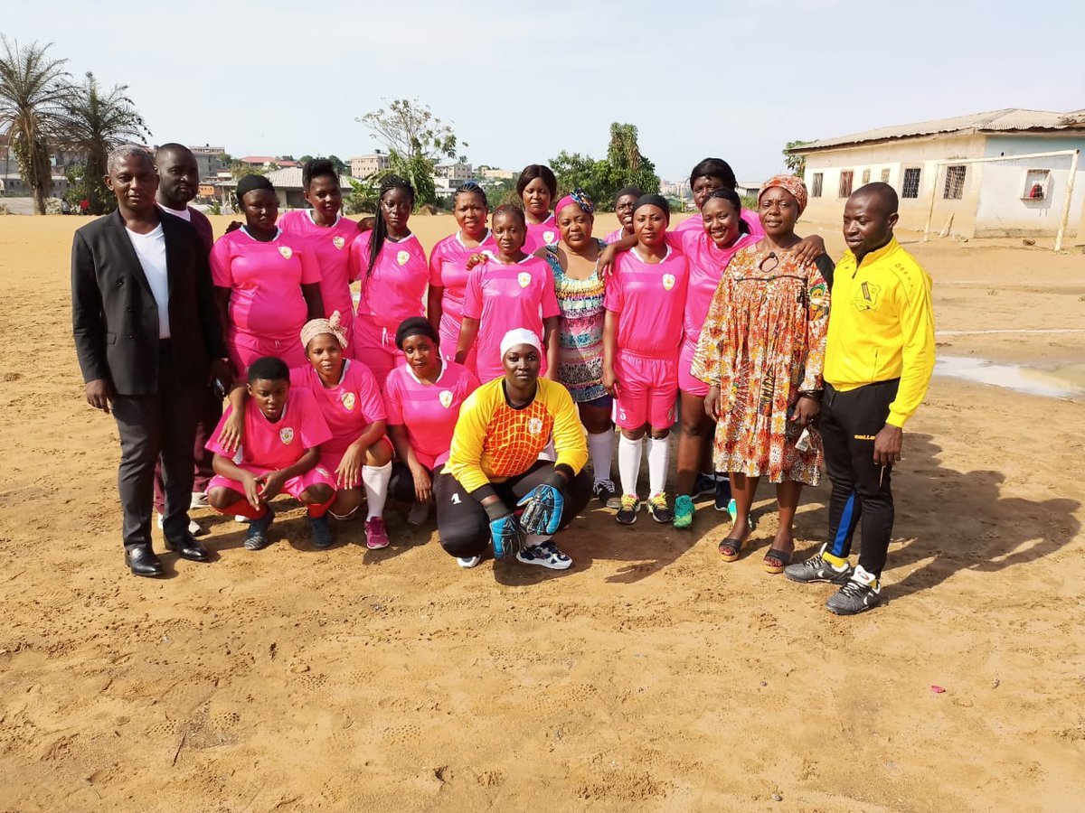 mairiedla3's tweet photo. 37ème édition de la JIF  2022 sous le thème : " ÉGALITÉ HOMME - FEMME AUJOURD'HUI POUR UN AVENIR DURABLE". Rencontre de football féminin opposant AS FOOT MAIRIE#ARTISANES de la CAD3 en présence de Mme NNA Laurentine, DA/MINPROFF. Score final de la partie 3#0. https://t.co/ls54fidpLo