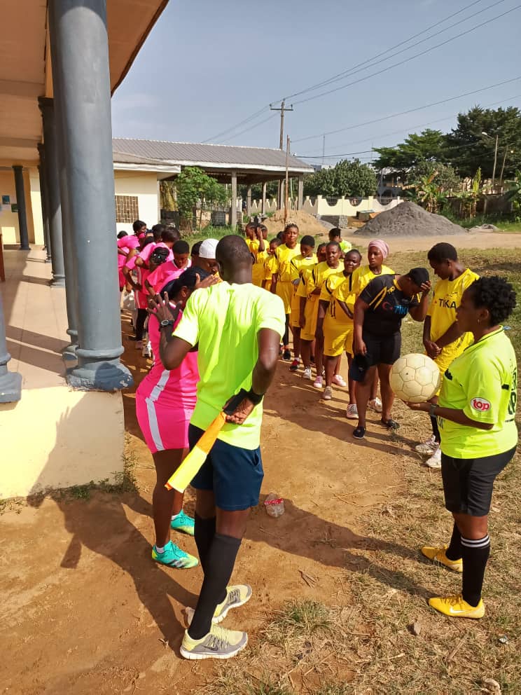 mairiedla3's tweet photo. 37ème édition de la JIF  2022 sous le thème : " ÉGALITÉ HOMME - FEMME AUJOURD'HUI POUR UN AVENIR DURABLE". Rencontre de football féminin opposant AS FOOT MAIRIE#ARTISANES de la CAD3 en présence de Mme NNA Laurentine, DA/MINPROFF. Score final de la partie 3#0. https://t.co/ls54fidpLo