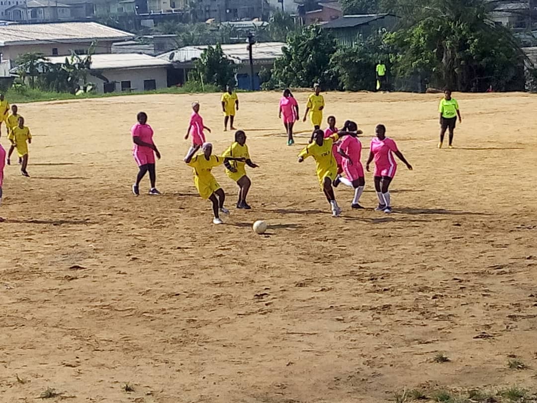 mairiedla3's tweet photo. 37ème édition de la JIF  2022 sous le thème : " ÉGALITÉ HOMME - FEMME AUJOURD'HUI POUR UN AVENIR DURABLE". Rencontre de football féminin opposant AS FOOT MAIRIE#ARTISANES de la CAD3 en présence de Mme NNA Laurentine, DA/MINPROFF. Score final de la partie 3#0. https://t.co/ls54fidpLo